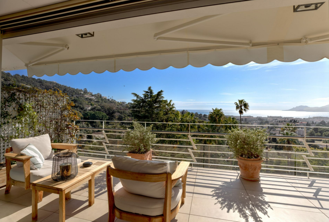 Appartement rénové avec vue panoramique sur la mer à Cannes
